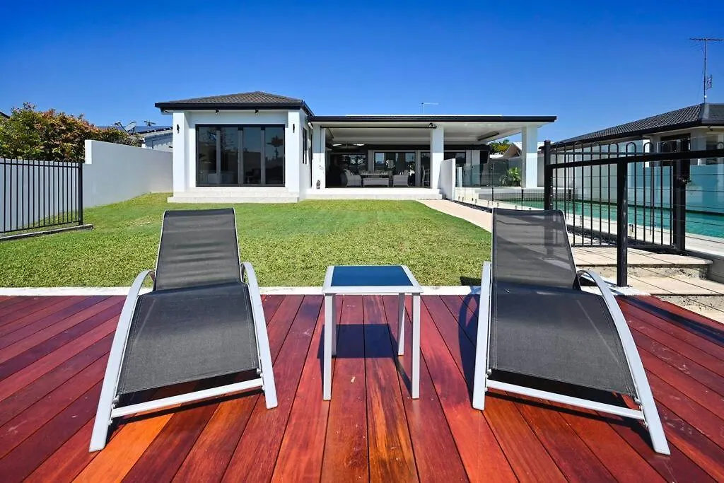 Mooloolaba Waterfront Luxury Villa 0*,
